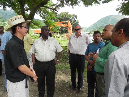 左一(first from the left)：周大使台竹(Ambassador Tom Chou)、左二(Second from the left)：金恩總理(Prime Minister Stephenson King)及左三(Third from the left)：觀光部長闕斯納(Allen Chastanet)