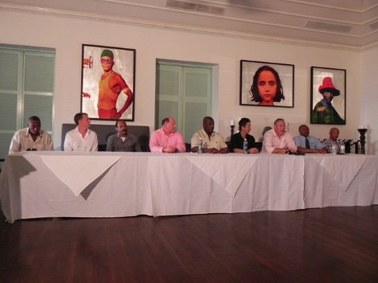 右三(Third from the right)：觀光部長闕斯納(Allen Chastanet)、右四(Forth from the right)：周大使台竹(Ambassador Tom Chou)及中(Center)：金恩總理(Prime Minister Stephenson King) 