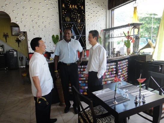 露國副總理兼人力資源部孟圖部長(中)與駐聖露西亞大周台竹大使及內政部役政署郭署長清泉(左)餐後相談甚歡