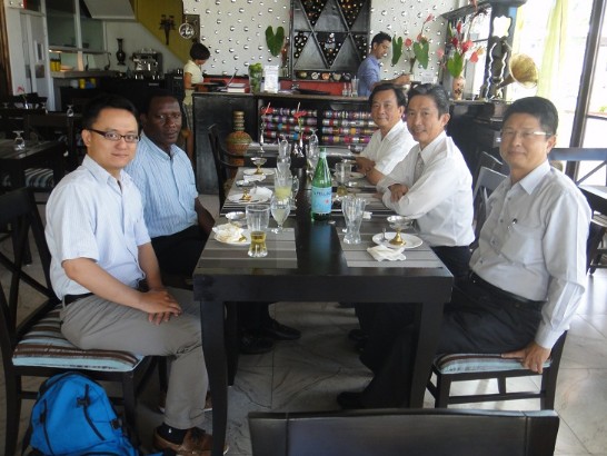 圖片說明：左前：國合會技合處陳計畫經理俊儒，左後：露國副總理兼人力資源部部長孟圖，右前：駐聖露西亞大使館邱公使垂銘，右中：駐聖露西亞周大使台竹，右後：郭署長清泉