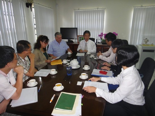 「加勒比海地區資通訊應用提升計畫」考察團拜會大使館(圖片說明：上方左一：英國教育家Mr. Michael Walker，上方中間：駐聖露西亞周大使台竹，上方右一：國合會顏銘宏組長)