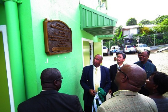 (圖片說明:後排右一: 聖露西亞教育部長詹姆士（Arsene James），後排中央:中華民國駐聖露西亞周台竹大使，後排左一：聖露西亞農業部長喬瑟夫(Ezechiel Joseph) 