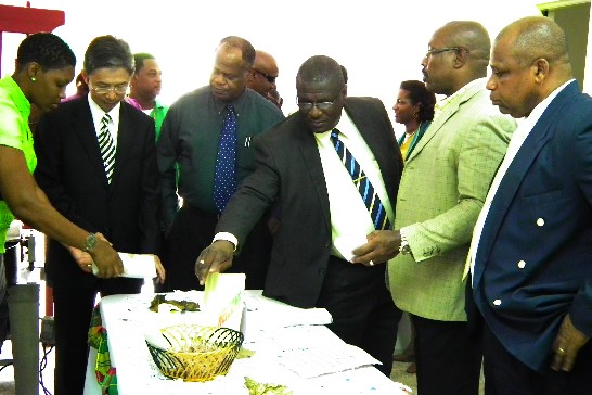 (圖片說明:右一：聖露西亞農業部長喬瑟夫(Ezechiel Joseph)，右二: 住宅部長佛德瑞克（Richard Frederick），右三：聖露西亞金恩總理(Stephenson King)，右四：聖露西亞教育部長詹姆士（Arsene James），右五：中華民國駐聖露西亞大使館周台竹大使，右六：食品加工中心服務人員)