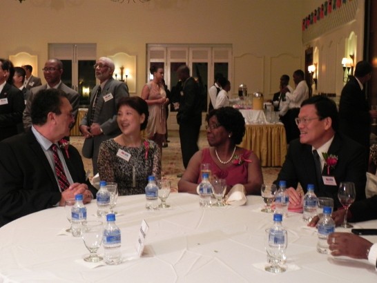 右起：章大使計平、露薏絲總督、章大使夫人及安東尼總理