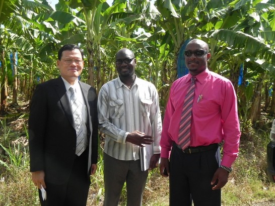 (右起)--農業部長熊包提斯、青年體育部長愛得華、章計平大使