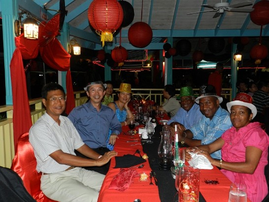 左排前起技術團蕭團長一鵬及周大使夫婦右排前起教育部長路易士(Robert Lewis)夫婦及露國前新聞局局長史普林格