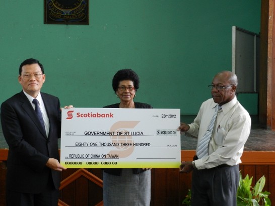 章大使計平將支票贈予道森部長及路意絲市長