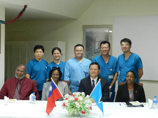 前排左起：聖茱德醫院波約特執行長、聖茱德醫院董事會副主席莉麗亞.赫芮辛、章大使、露國衛生部長Alvia Reynolds