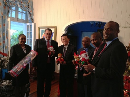 左起：衛生部長雷諾絲(Alvina Reynolds)、安東尼總理(Dr. Kenny Anthony)、章計平大使、地方政府部長道森(Harold Dalson)、教育部長路易士(Robert Lewis)、青年體育部長愛德華(Shawn Edward)