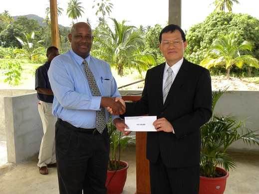 章大使計平將興建堆肥舍援款交給露國農業部次長艾曼紐(Hubert Emmanuel)