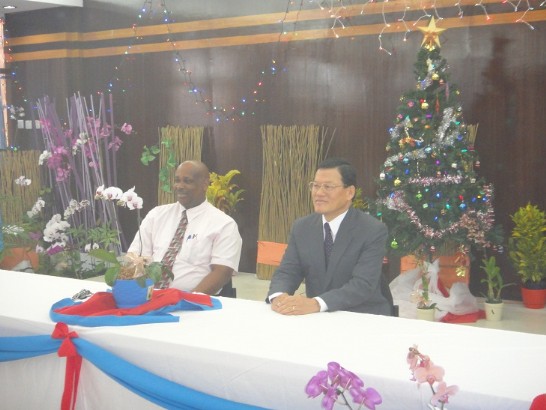 章大使(右一)與露國農業部常次Hubert Emmanuel共同出席活動相片(左一)