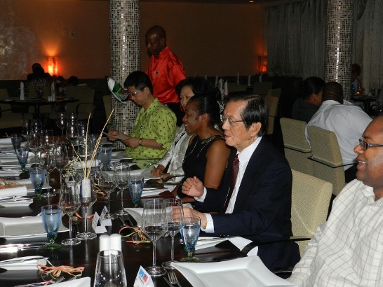 右起：科技部長佛萊契爾(Dr. Jame Fletcher)、楊部長進添、教育部長夫人、周台竹大使夫人及邱公使垂銘