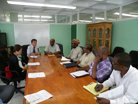 考察結論簡報 左起：國合會彭計畫經理靖婷、台灣香蕉研究所趙所長治平、農業部常務次長艾曼紐