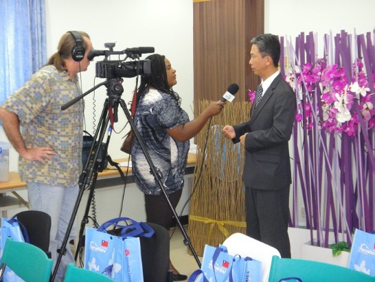 中華民國駐聖露西亞周台竹大使接受當地Calabash電視台訪問