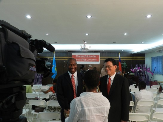 章大使計平與教育部長路易士接受當地媒體專訪