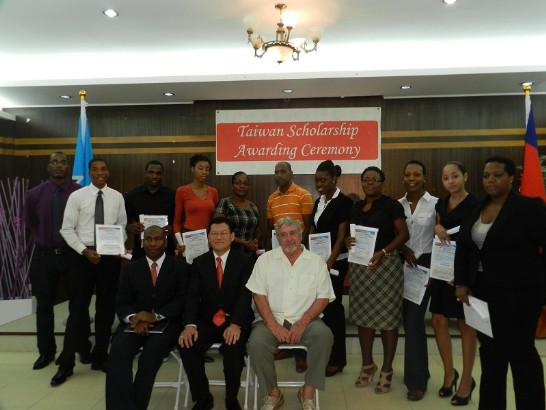 前排左起教育部長路易士(Dr. Robert Lewis)、章大使計平、英國教育家華克(Michael Walker))