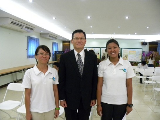 合照(照片說明：從左至右分別為：蔡德馨小姐、章計平大使、林鈺珊小姐)
