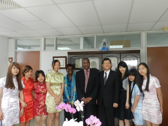 章大使陪同澎湖科大師生參訪露國教育部與路易士部長合影