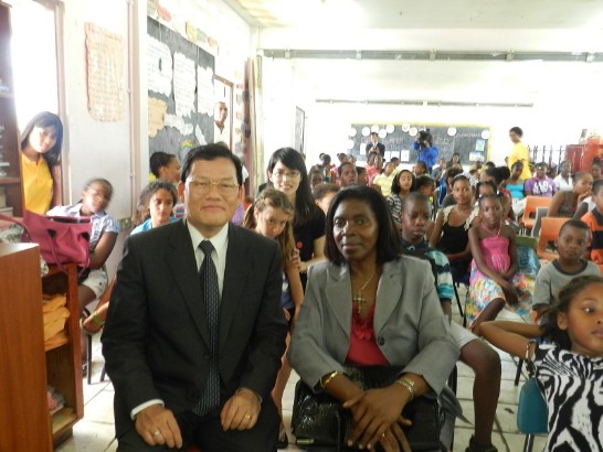 章大使計平與商業部長希波莉(Emma Hippolyte)慰勞夏令營學生