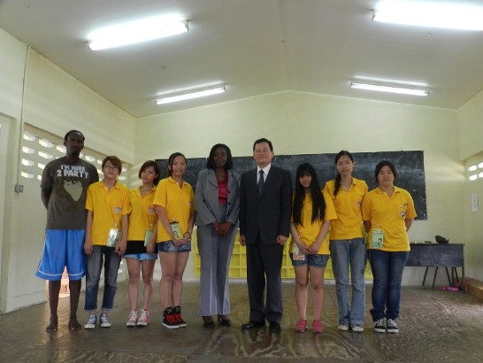 章大使計平與商業部長希波莉與澎科大學生合影
