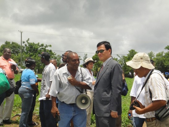 觀摩會地點農場主人Mr. Francois Compton向章大使說明西瓜栽培並感謝技術團提供之協助