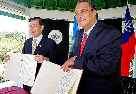 President Ma signs a joint communiqué with St. Lucia Prime Minister Kenny Anthony