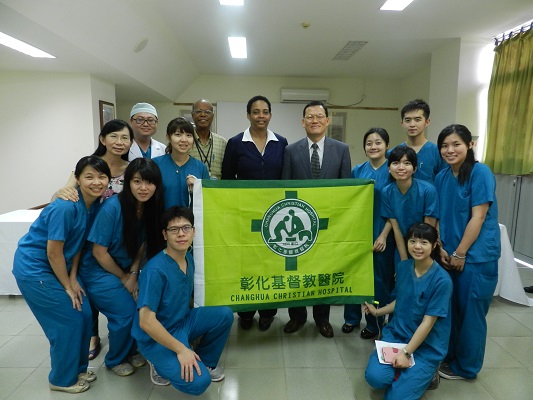 章計平大使(中右)與露國衛生部湯瑪仕次長(中)及聖茱德醫院麥德勞董事長與彰基第15梯次醫療志工團合影