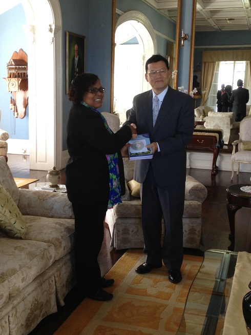 章大使轉交教材影碟予露國國家檔案局Thomas局長