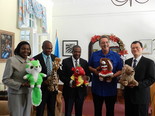 玩具致贈儀式合影右二為安東尼總理