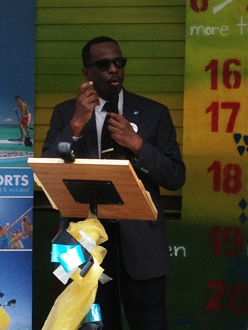 聖露西亞副總理皮耶(Philip Pierre)於馬爾香小學電腦教室成立典禮致詞