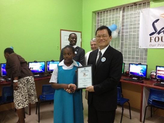 章計平大使接受感謝狀後方為露國皮耶副總理