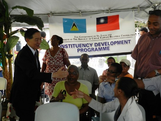 林永樂部長與地方建設受惠居民代表致意