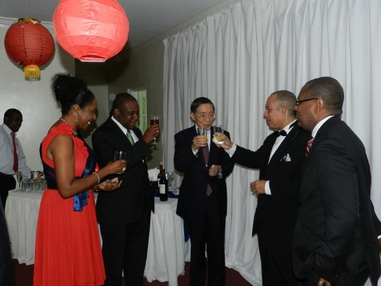 林永樂部長(中)晚宴露國衛生部長雷諾絲(左一)、外交部長包提斯(左