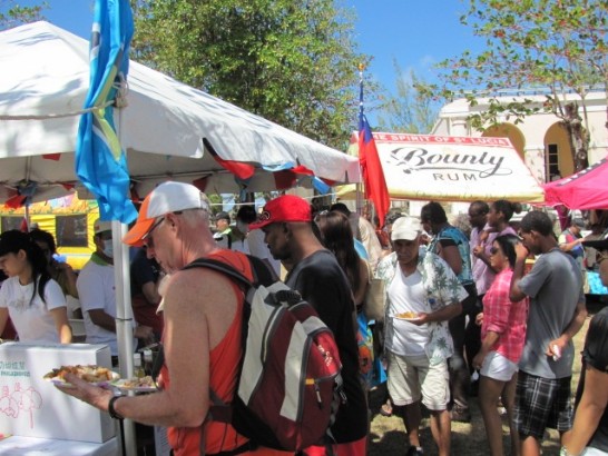 我國美食攤位人潮絡繹不絕