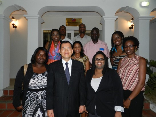 章計平大使與留臺校友會會員合影