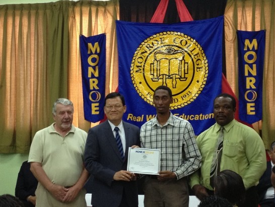 章計平大使 (左二)頒發結業證書典禮