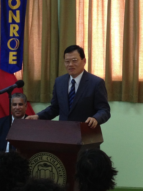 章計平大使致詞，左為門羅學院聖露西亞分校愛弗倫（Alex Ephrem）校長