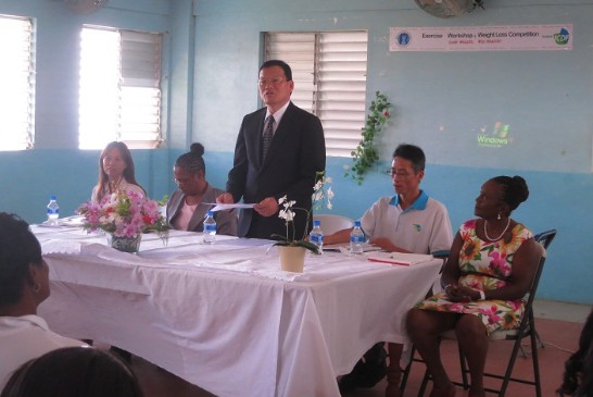 章計平大使(中)致詞「健康減重比賽暨運動工作坊」致詞