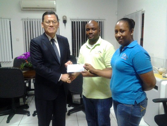 章大使計平捐贈東加幣1,000元贊助貧童剪髮衛生計畫