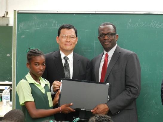 章計平大使(中)與捐贈電腦由露國副總理Philip J. Pierre(右一)