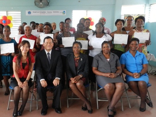 章計平大使(前排左二)及衛生部長雷諾絲(Alvina Reynolds前排中)與得獎者合影