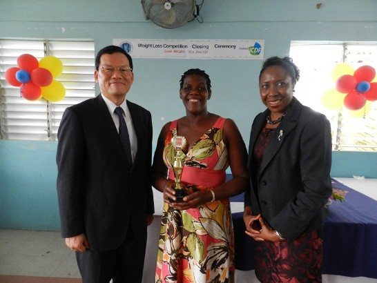 章計平大使計平(左一)及衛生部長雷諾絲(Alvina Reynolds)與減重冠