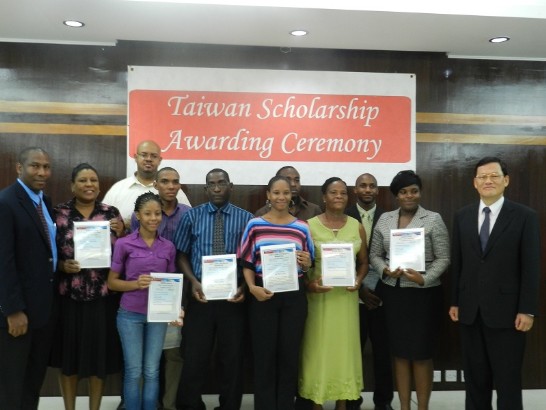 0710-2章計平大使(右一)、露國教育部長路易士(Robert Lewis左一)與全體獎學金受獎生合影