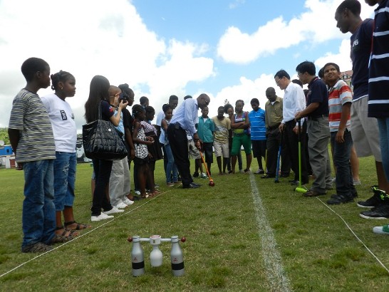 聖露西亞青年體育部長愛德華(Shawn Edward)揮杆情形