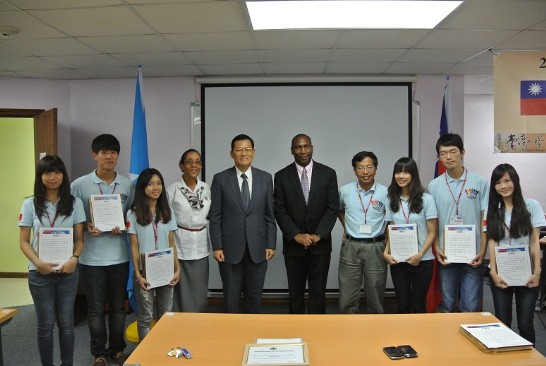 中華民國駐聖露西亞大使章計平、露國教育部長路易士(Robert Lewis)與我青年大使合影