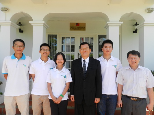 章計平大使(中)與三位志工謝欣甫(左二)、洪子芸(左三)、張翰元(右二)於大使館前合影