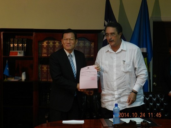 中華民國駐聖露西亞大使章計平與安東尼(Kenny Anthony)總理共同主持聖露西亞瓦科特藝術中心計畫援贈典禮