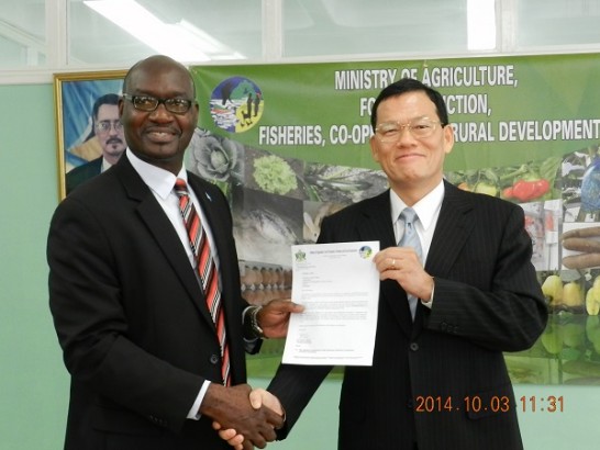 駐聖露西亞大使章計平與露國農業部長熊包提斯(Moses Jn Baptiste)主持援贈露國香蕉葉斑病防治計畫