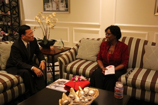 駐聖露西亞章計平大使與露國總督露薏絲於活動前熱烈交談