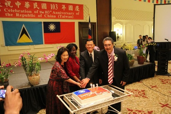 駐聖露西亞章計平大使夫婦與露國總督露薏絲及總理安東尼共同祝賀中華民國103年國慶